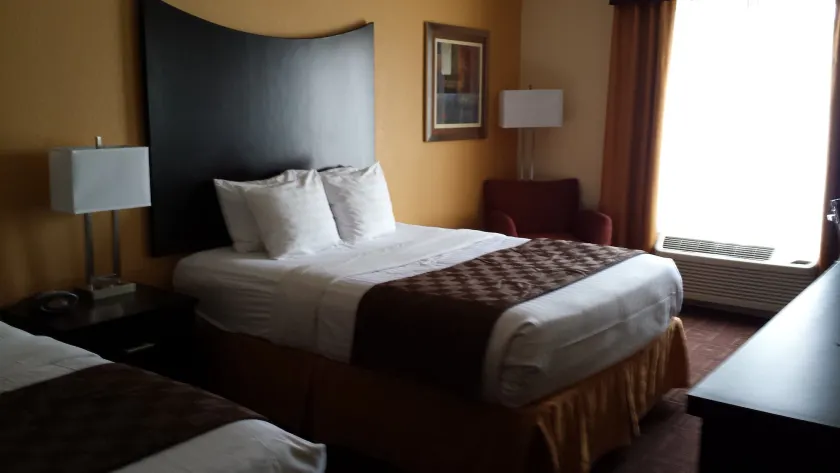 Paradise Inn & Suites - Image 1