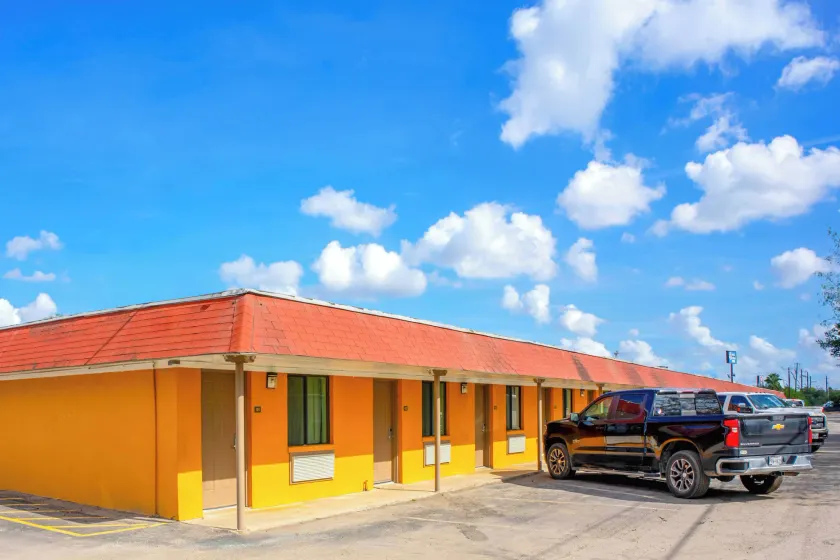 Budget Inn By OYO Edinburg Hwy 281 - Image 1