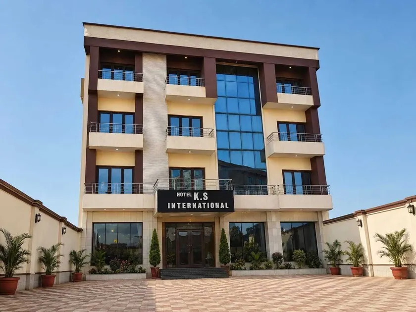 Hotel KS International (50 meters from Railway Station) - Image 1