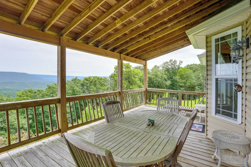 Beautiful Views of Lookout Mtn and Valley Below - Image 1