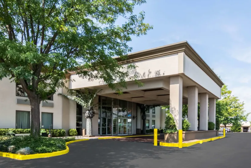 Plaza Inn & Suites - Image 1