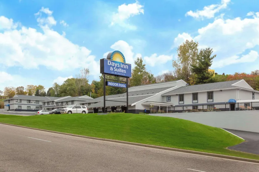Days Inn & Suites by Wyndham Wisconsin Dells - Image 1