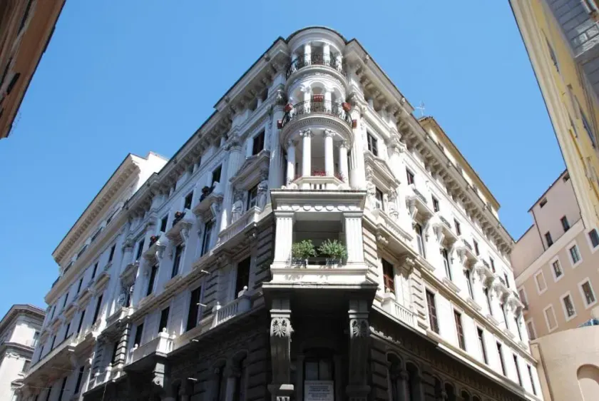 Hotel Le Petit - Image 1