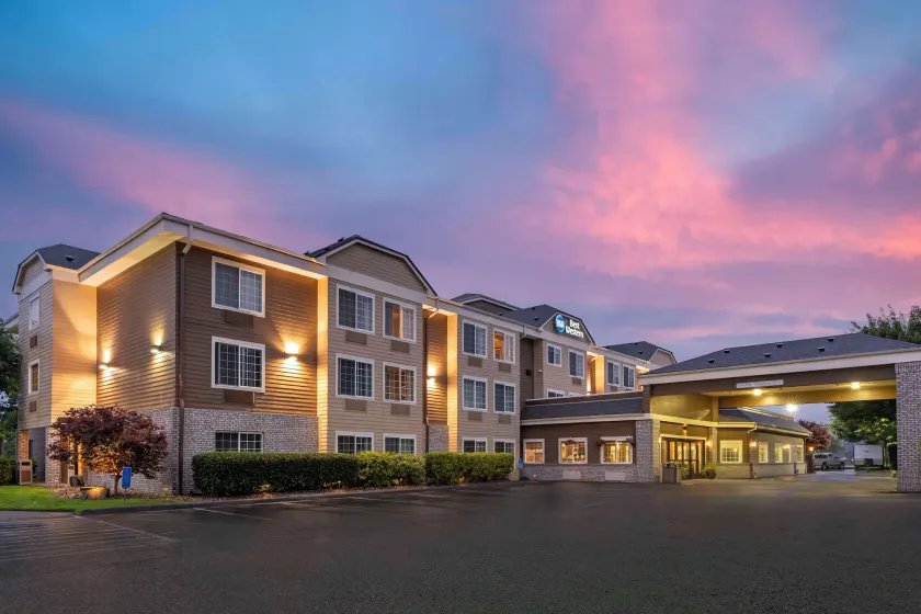 Best Western Columbia River Waterfront Hotel Astoria - Image 1