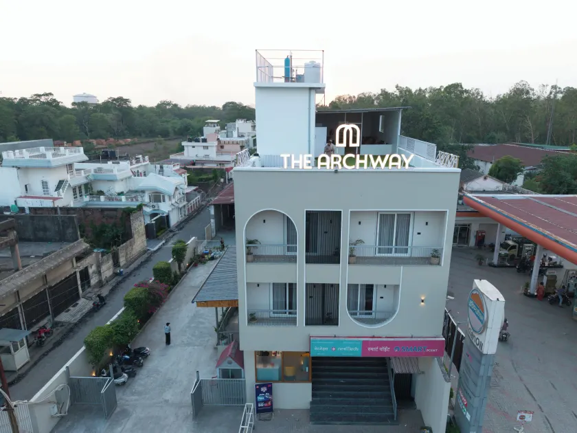 The Archway Hotel - Image 1
