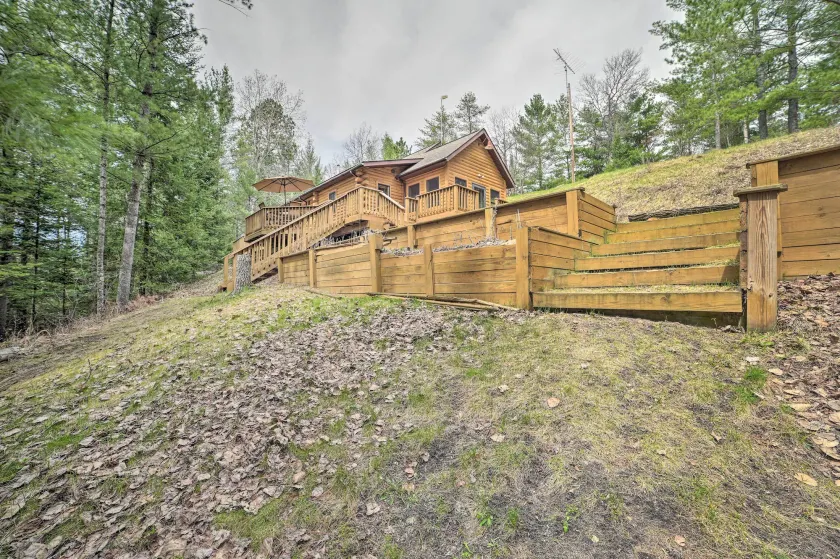 Riverfront Lewiston Cabin w/ Stone Fireplace! - Interiør