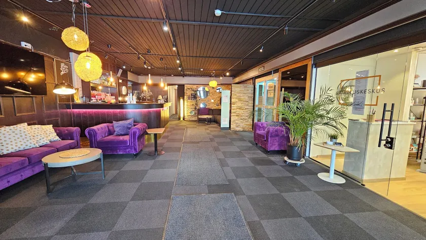 Samantta Hotel & Restaurant - Image 1