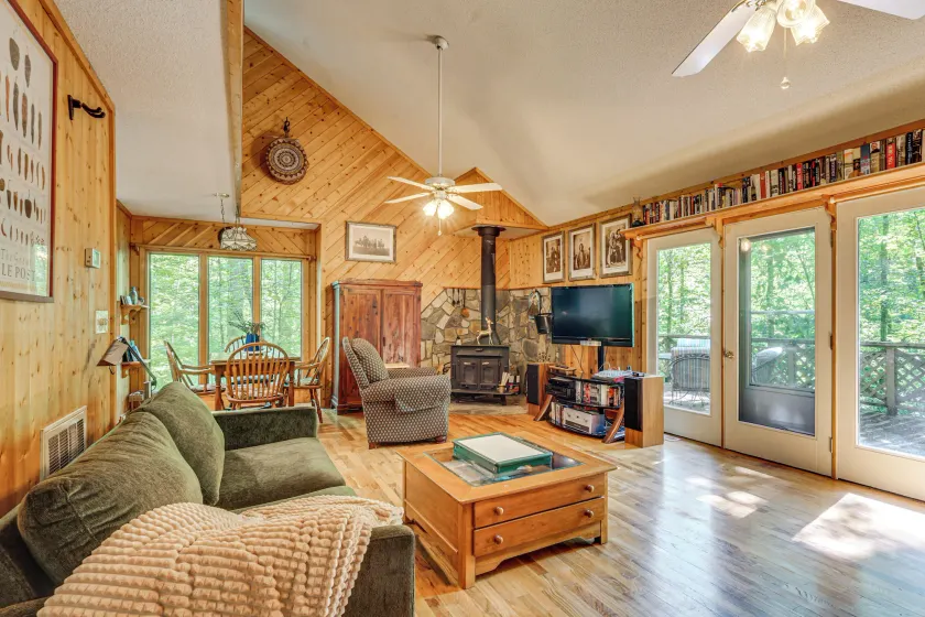 9 Mi to Lake Keowee! Secluded Creekfront Getaway - Image 1