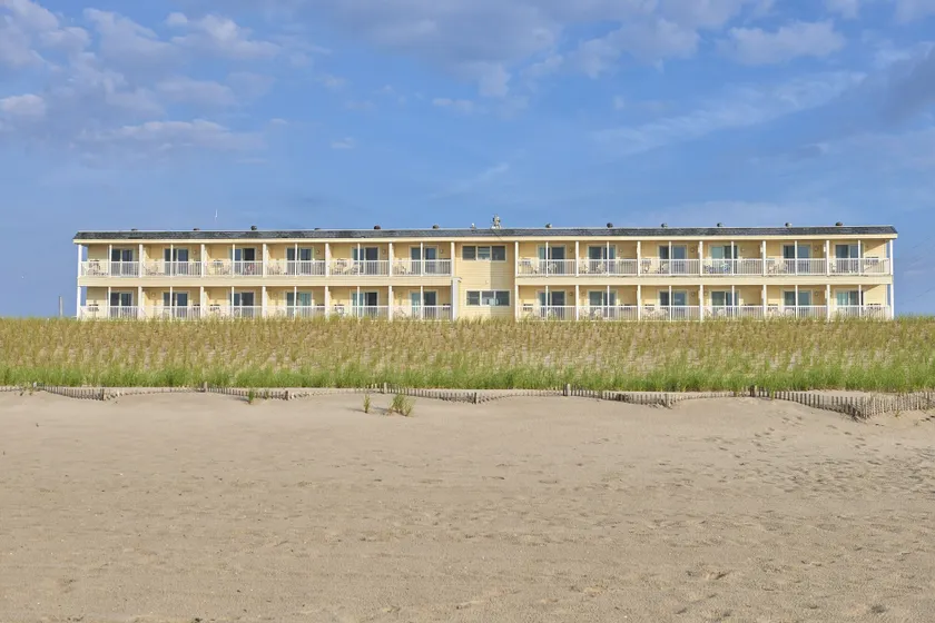 Drifting Sands Oceanfront Hotel - Image 1