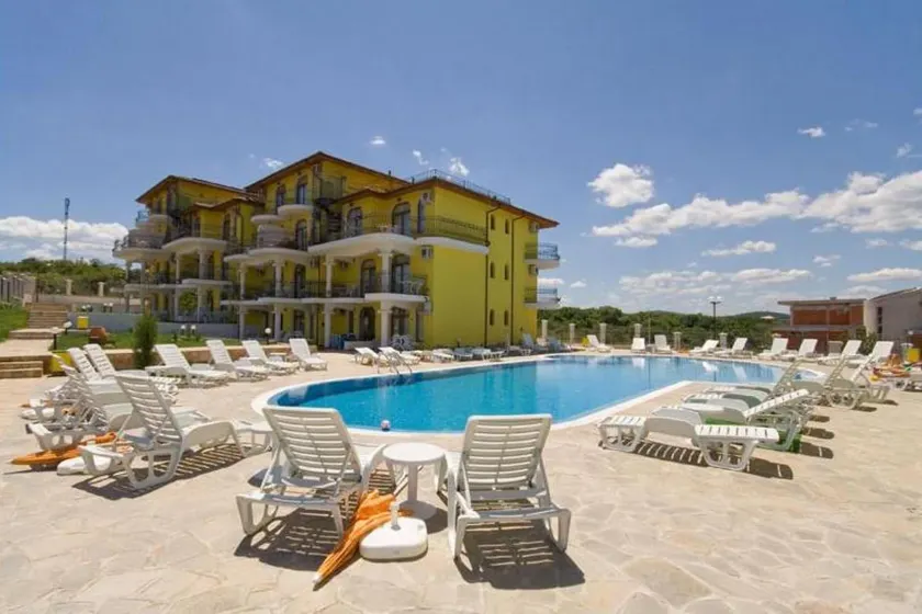 Menada Green Hills Apartments - Image 1