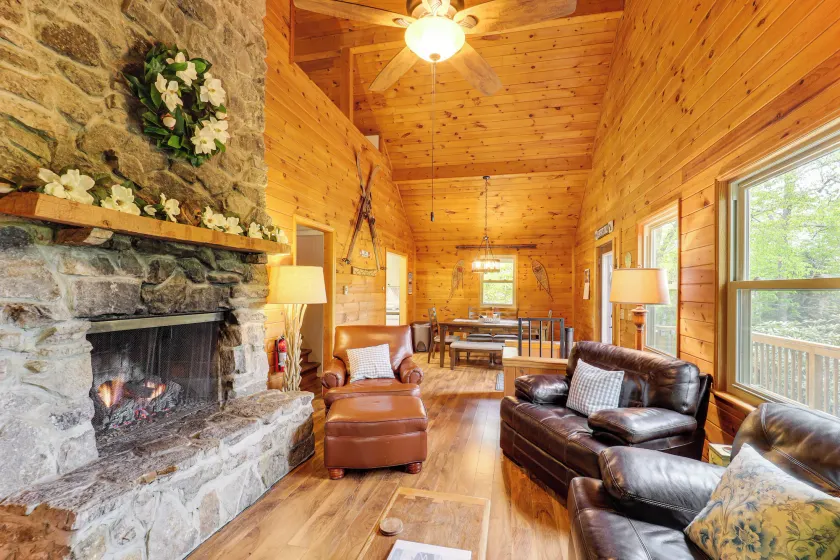 Beech Mtn Family Cabin: Hot Tub & Ski! - Image 1