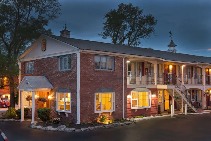 Super 8 by Wyndham Sturbridge - Image 1