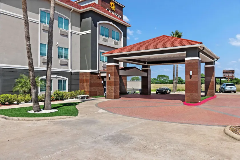 La Quinta Inn Suites by Wyndham Raymondville Harlingen - Image 1