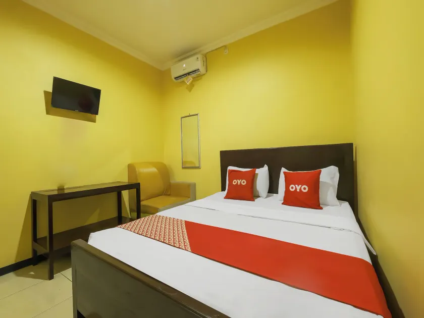 OYO 92483 Hotel Kirana - Image 1