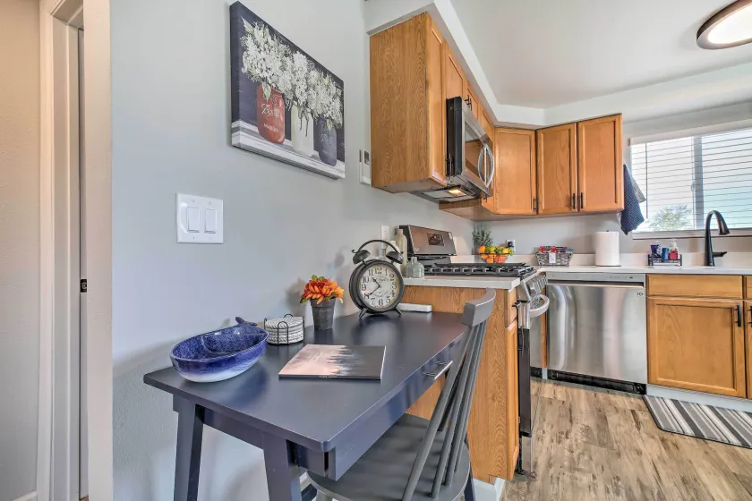 Ideally Located Buckley Apartment w/ Balcony! - Interiør