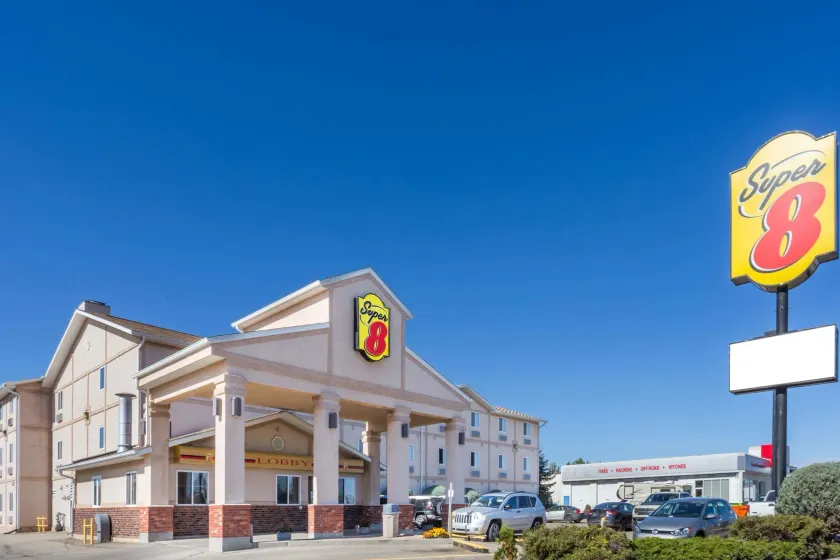 Super 8 by Wyndham Moose Jaw SK - Image 1
