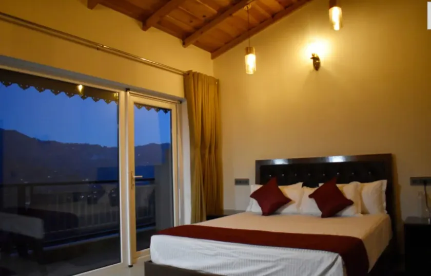 Captains Paradise Luxury Resort at Mukteshwar Hill Station - Room