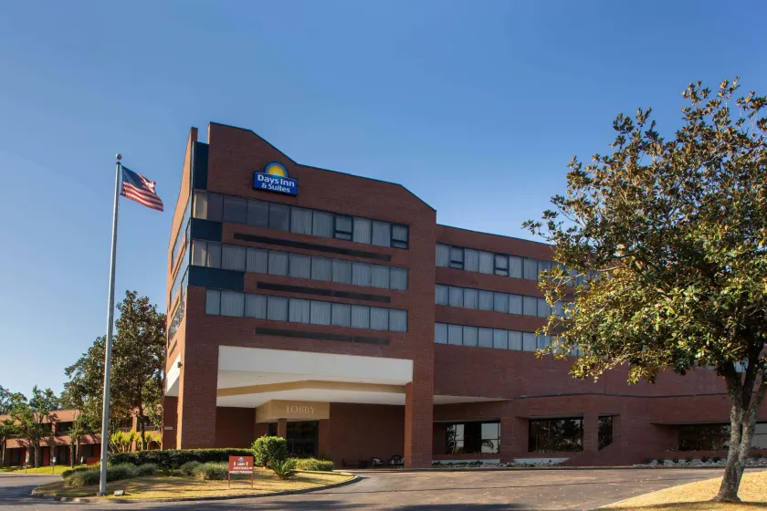 Days Inn & Suites by Wyndham Tallahassee Conf Center I-10 - Image 1