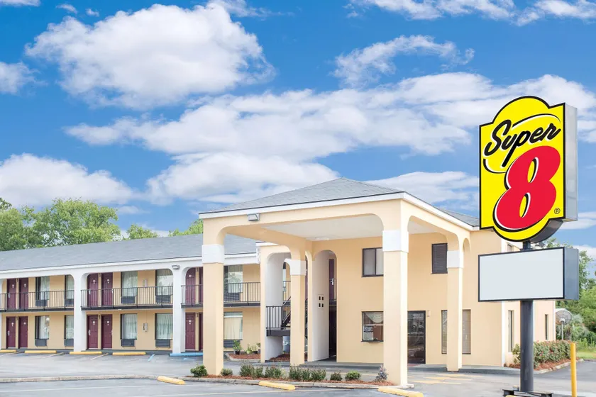 Super 8 by Wyndham Eufaula - Image 1