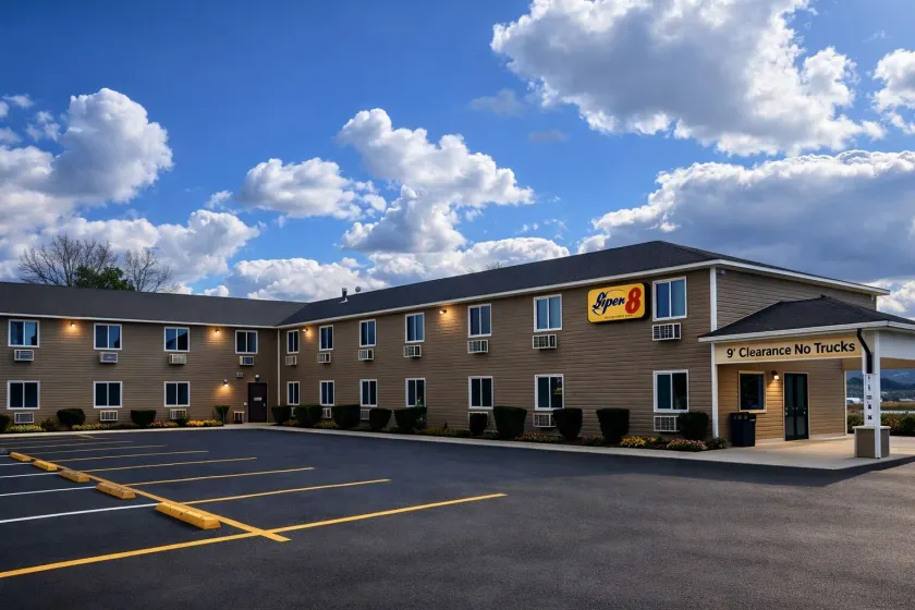 Super 8 by Wyndham Lewiston - Image 1