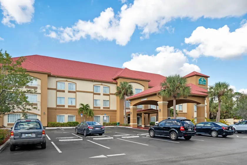 La Quinta Inn and Suites Fort Myers I-75 - Image 1