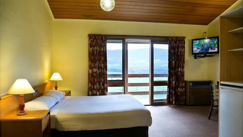 Mountain Creek Motel Bar & Restaurant - Rum