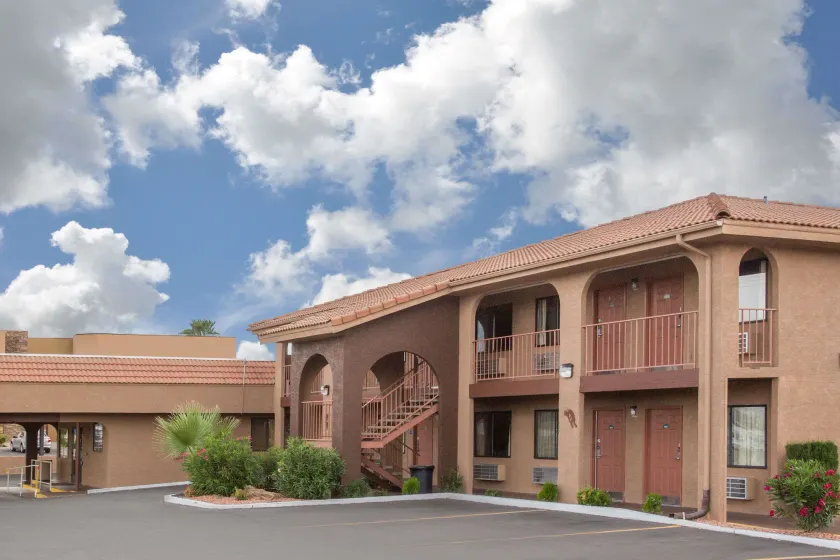 Howard Johnson by Wyndham St. George Hotel & Suites - Image 1