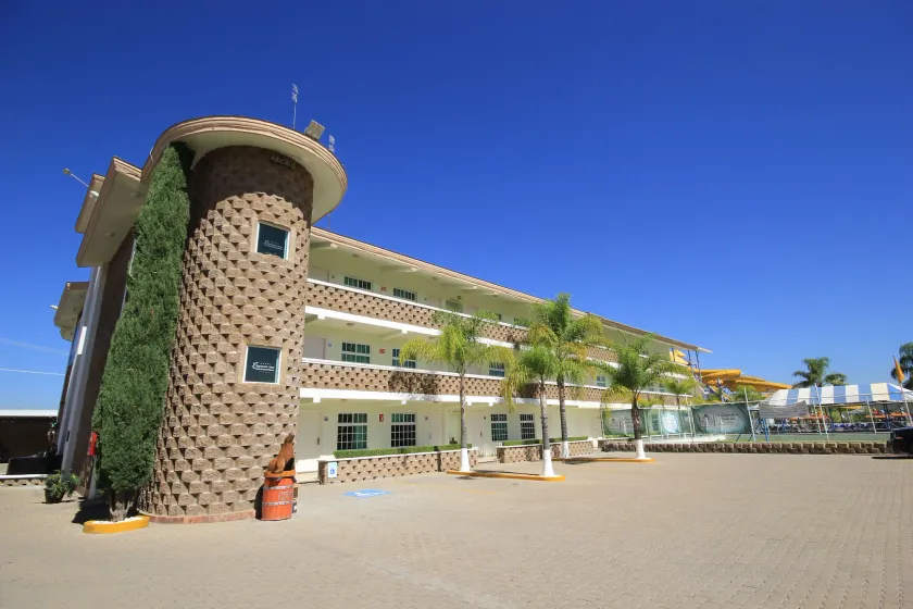 Hotel Splash Inn - Image 1