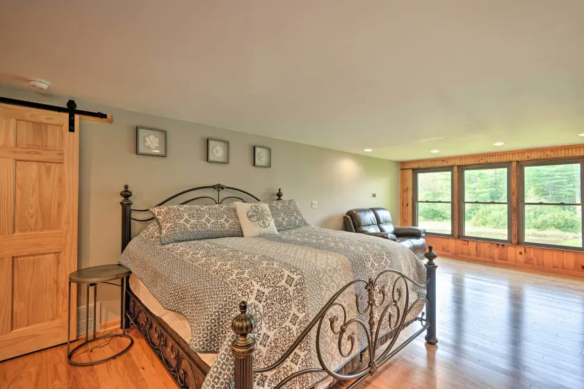 Peaceful Home w/ 11 Acres, Creek & Fire Pit! - Værelse