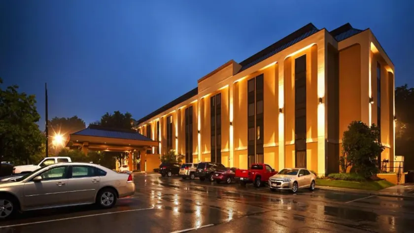 Days Inn by Wyndham Englewood Dayton Airport - Image 1