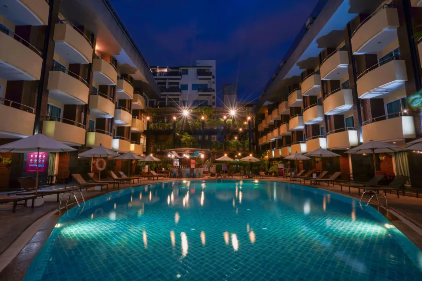 Baron Beach Hotel - Image 1