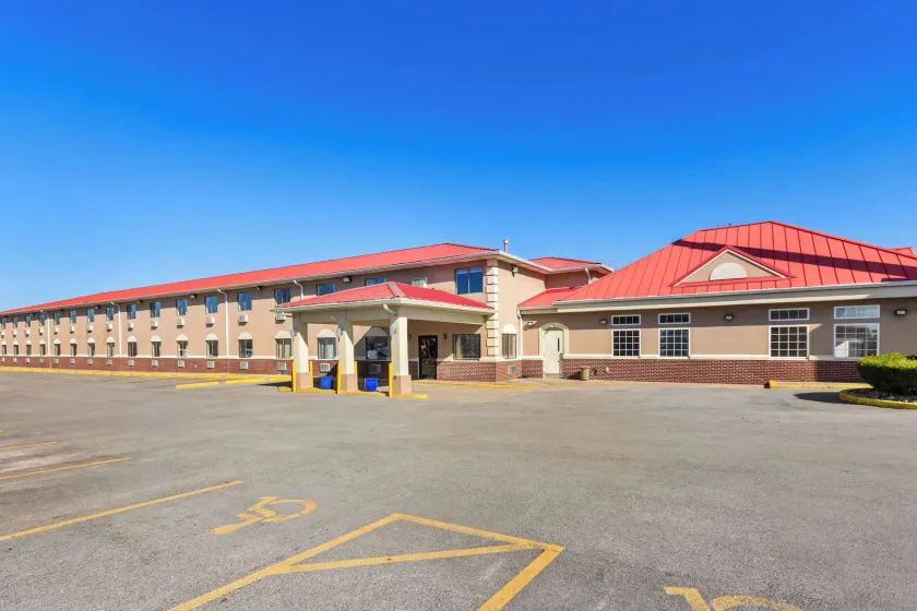 Super 8 by Wyndham Elizabethtown - Image 1
