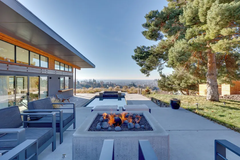 Luxe, Modern Studio w/ Sweeping City Views! - Image 1