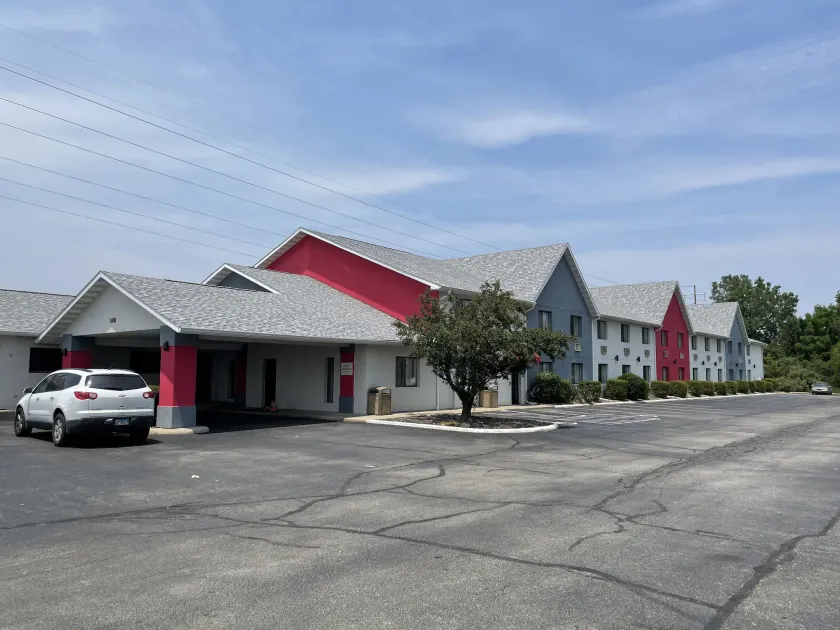 Ramada by Wyndham Effingham - Image 1