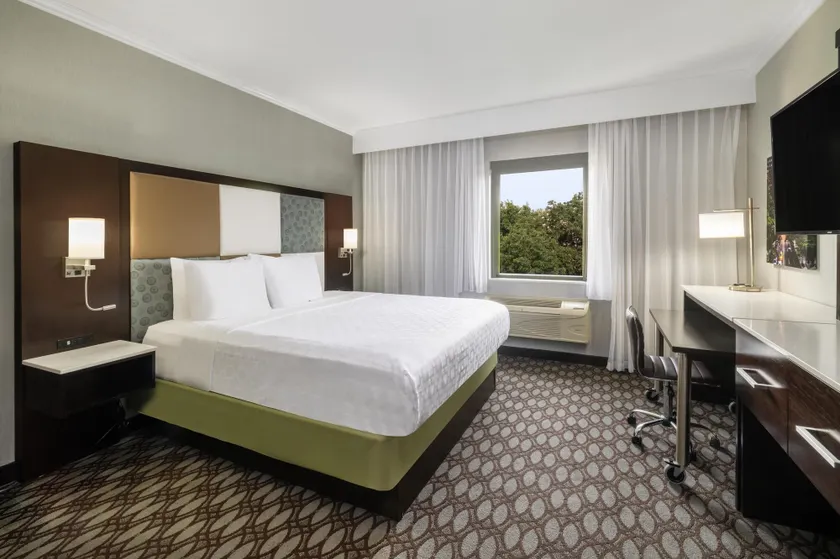Best Western Premier NYC Gateway Hotel - Image 1