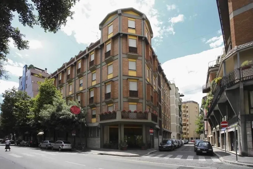 Hotel de Paris - Image 1