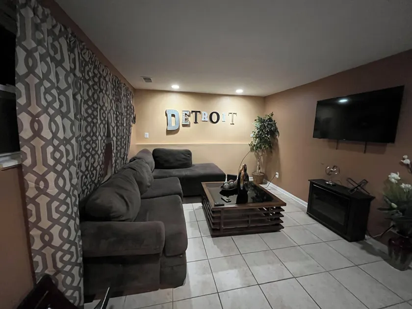 Cozy Downriver home - Image 1