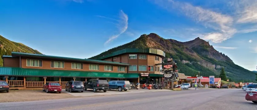 Soda Butte Lodge - Image 1