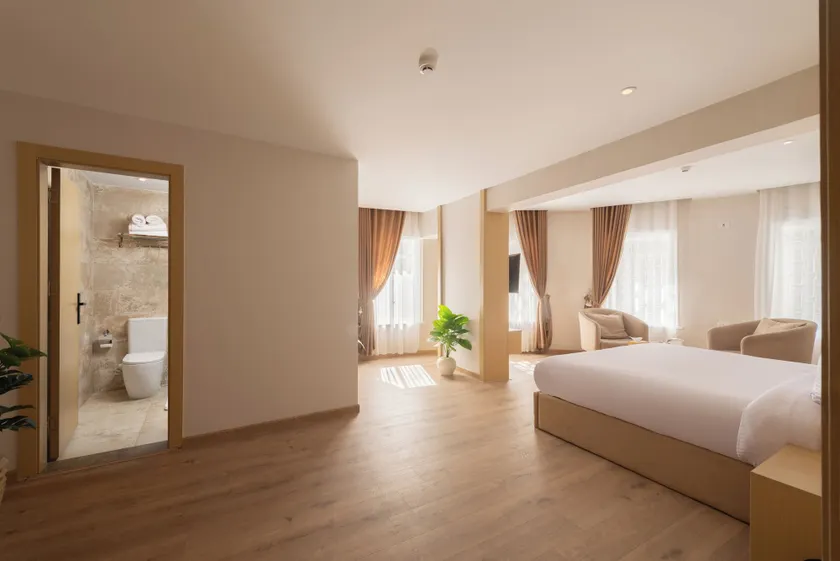 Elegance Grand City Hotel  - Image 1
