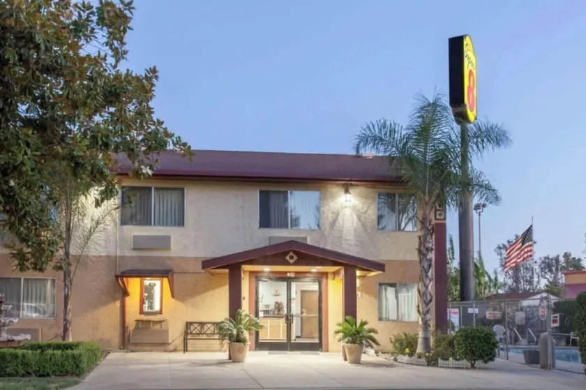 Super 8 by Wyndham Selma/Fresno Area - Image 1