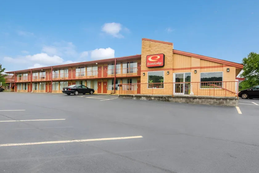 Econo Lodge Marion I-81 - Image 1