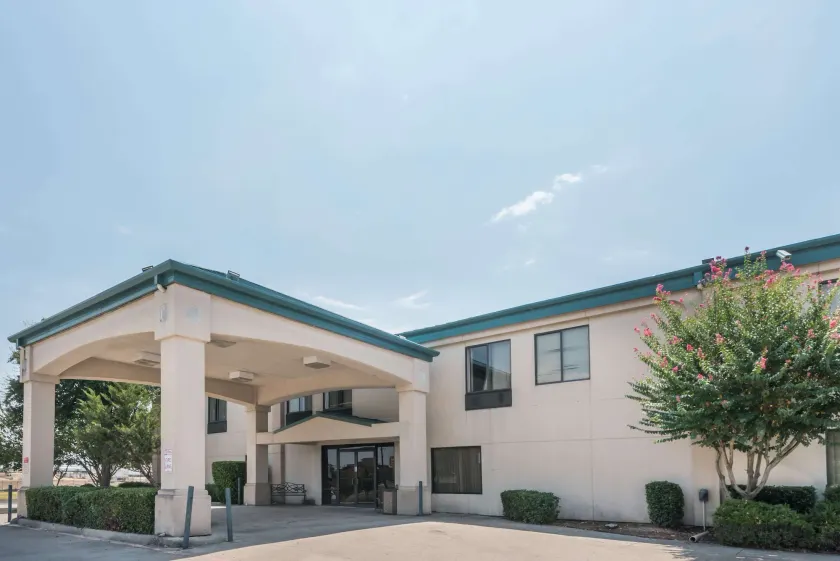 Super 8 by Wyndham Fort Worth Downtown South - Image 1