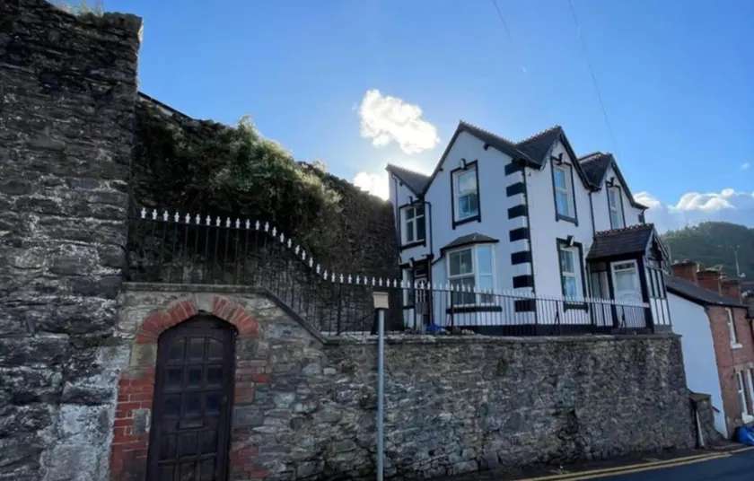 Llangollen Retreat With Stunning Views of the Castle - Image 1