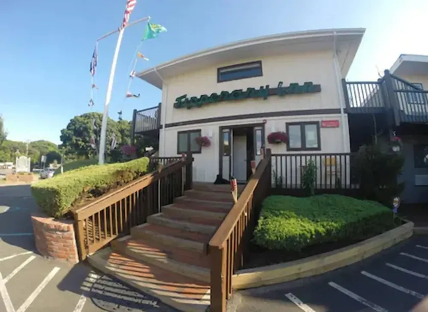 Kenny's Tipperary Inn - Image 1