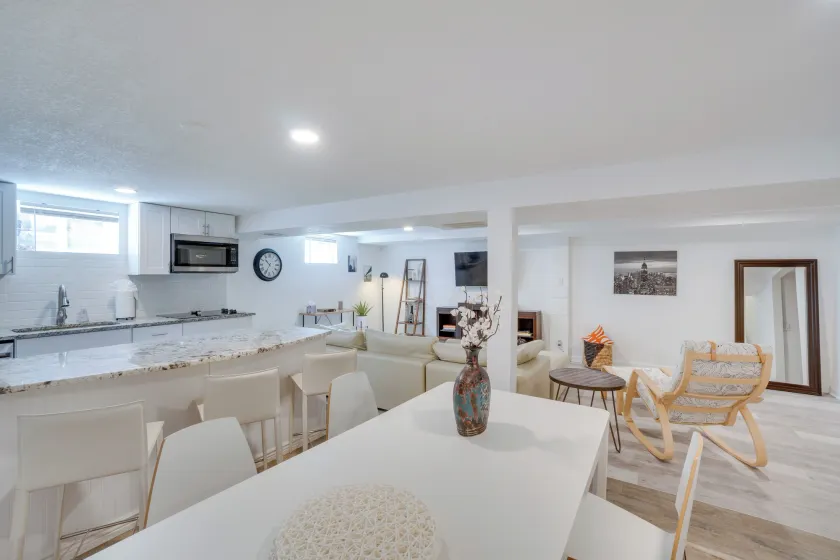 Sleek & Central Centennial Apartment w/ Fireplace! - Innvendig