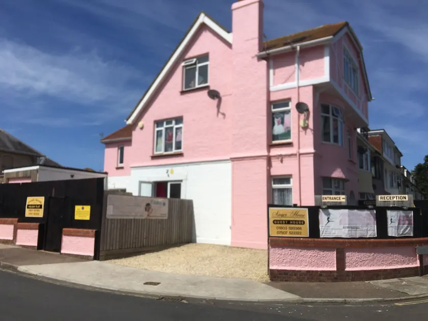 PAIGNTON S ONLY Ground floor Garden 2 Bedroom Apartment in front of the Pier & your Very own Private FREE Car space ,2 Double beds , 2 Single Beds , Kitchen , Air Fryer , 50 Blue ray Films ,Hotel Reception to Greet & Happily Help you - Image 1