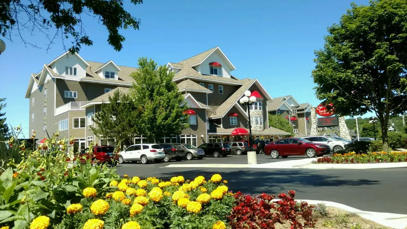 Cherry Tree Inn & Suites - Image 1