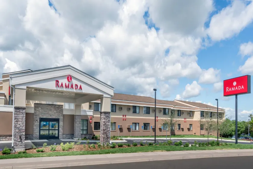 Ramada by Wyndham Minneapolis Golden Valley - Image 1