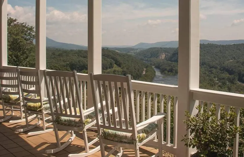 Lilly Valley Inn - Image 1