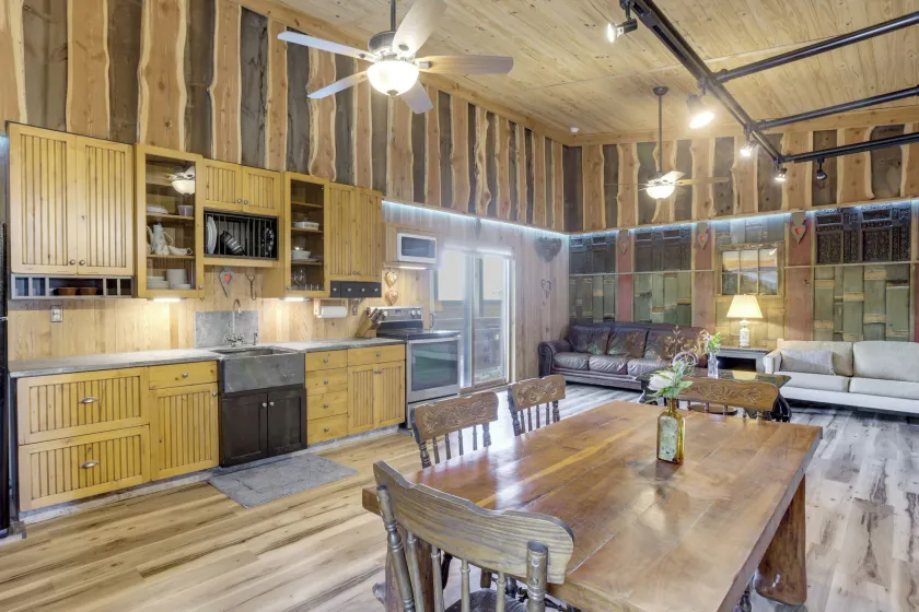 Game Room + Hot Tub: Mayvsille Mountain Condo - Image 1